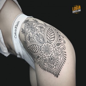 tatuaje_muslo_mandala_flores_Logia_Barcelona_Willian_Spindola   